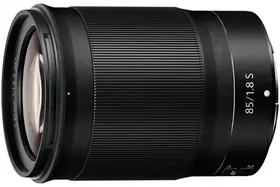 Obiektyw stałoogniskowy 85 mm f/1,8 zapewnia imponujące szczegóły i wyrazistość, przyćmiewając konkurencyjne modele. Doskonały do portretów, gwarantuje piękne rozmycie tła oraz świetne efekty pod świa
