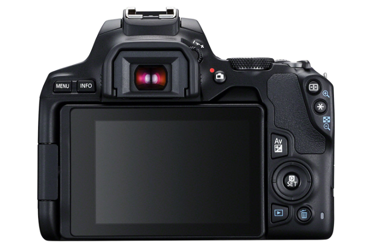 Canon EOS 250D z ob. EF-S 18-55mm f/4-5.6 IS STM | CEWE