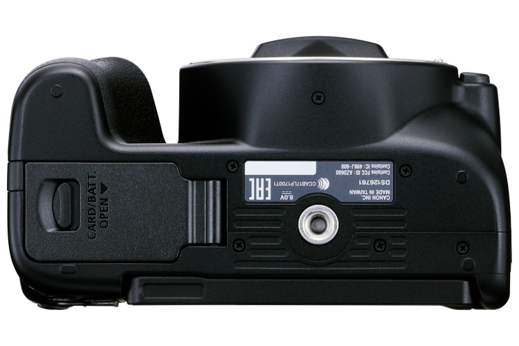 Canon EOS 250D z ob. EF-S 18-55mm f/4-5.6 IS STM  