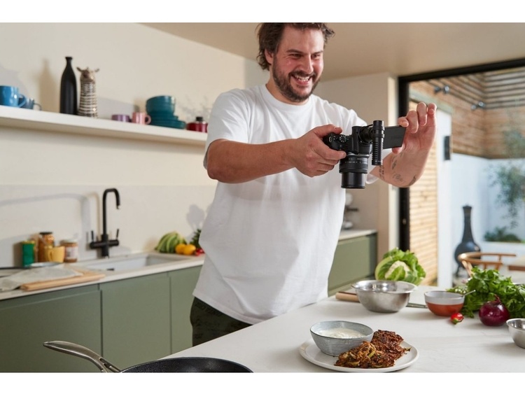 Canon EOS R50 Creator Kit z ob. RF-S 18-45mm f/4.5-6.3 IS STM  