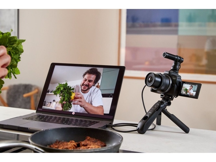 Canon EOS R50 Creator Kit z ob. RF-S 18-45mm f/4.5-6.3 IS STM  