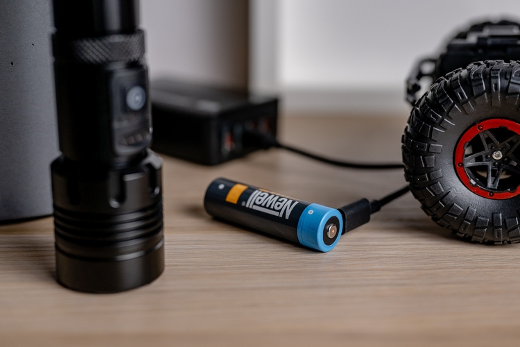 Akumulator Newell 18650 z wbudowanym USB-C 2200 mAh