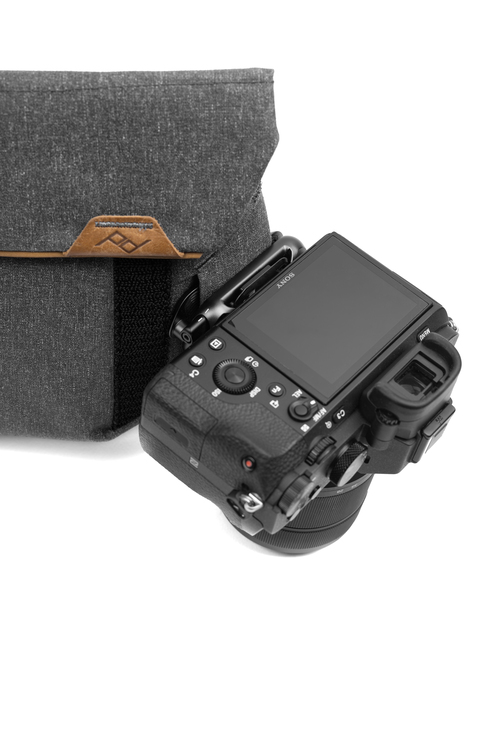 Peak Design Field Pouch Charcoal v2 - Grafitowy, z paskiem