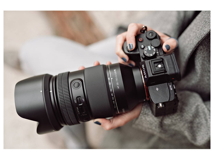 Samyang AF 35-150mm f/2.0-2.8 (Sony) ze stacją dokującą