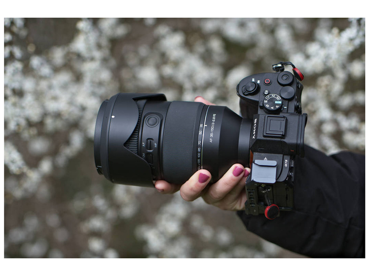 Samyang AF 35-150mm f/2.0-2.8 (Sony) ze stacją dokującą