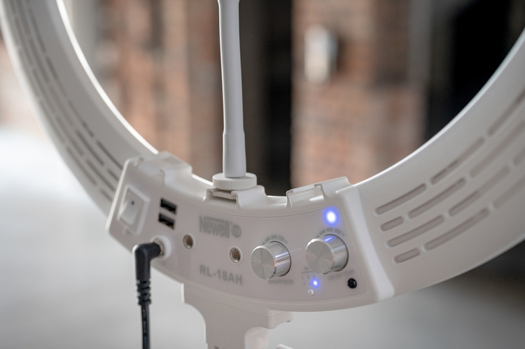 Lampa pierścieniowa LED Newell RL-18A - WB (3200 - 5500 K) - Arctic White