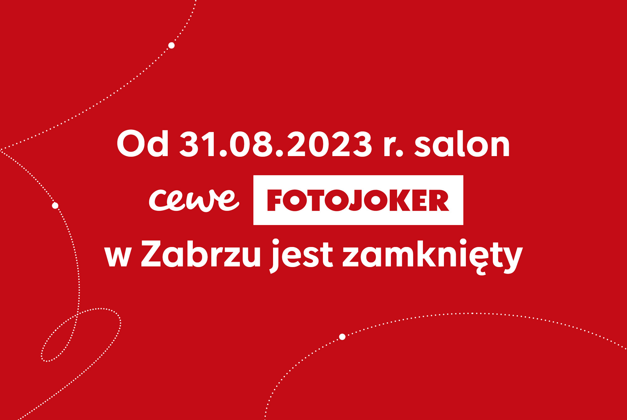 Wnętrze sklepu CEWE FOTOJOKER, w którym widoczne są wydruki fotograficzne, fotoksiążki, punkty samoobsługowe oraz gabloty z akcesoriami fotograficznymi.