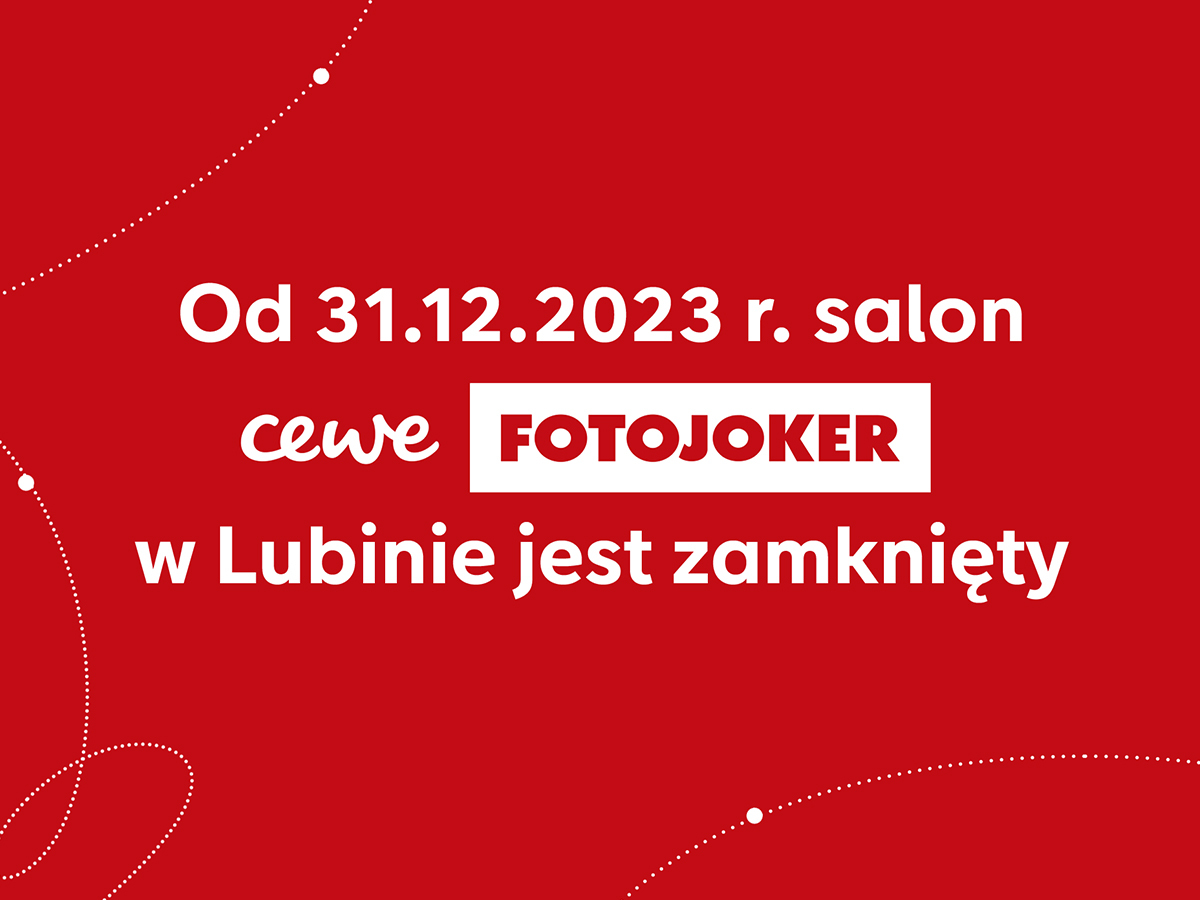 Wnętrze sklepu CEWE FOTOJOKER, w którym widoczne są wydruki fotograficzne, fotoksiążki, punkty samoobsługowe oraz gabloty z akcesoriami fotograficznymi.
