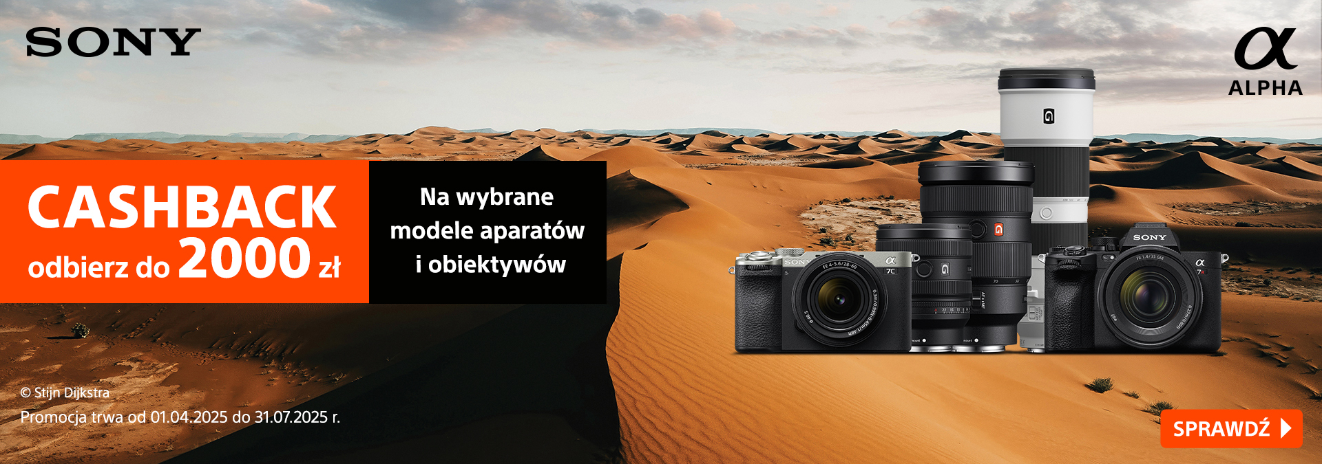Promocja cashback firmy Sony na wybrane modele aparatów i obiektywów, na tle pustynnego krajobrazu z aparatem i obiektywami alpha