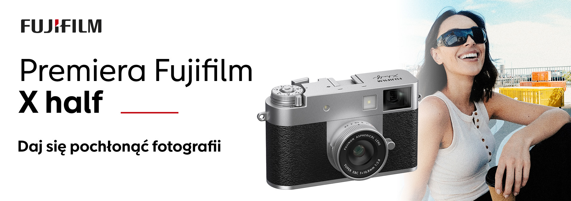 Kamera Fujifilm X half na tle słonecznego dnia i kolorowych elementów otoczenia
