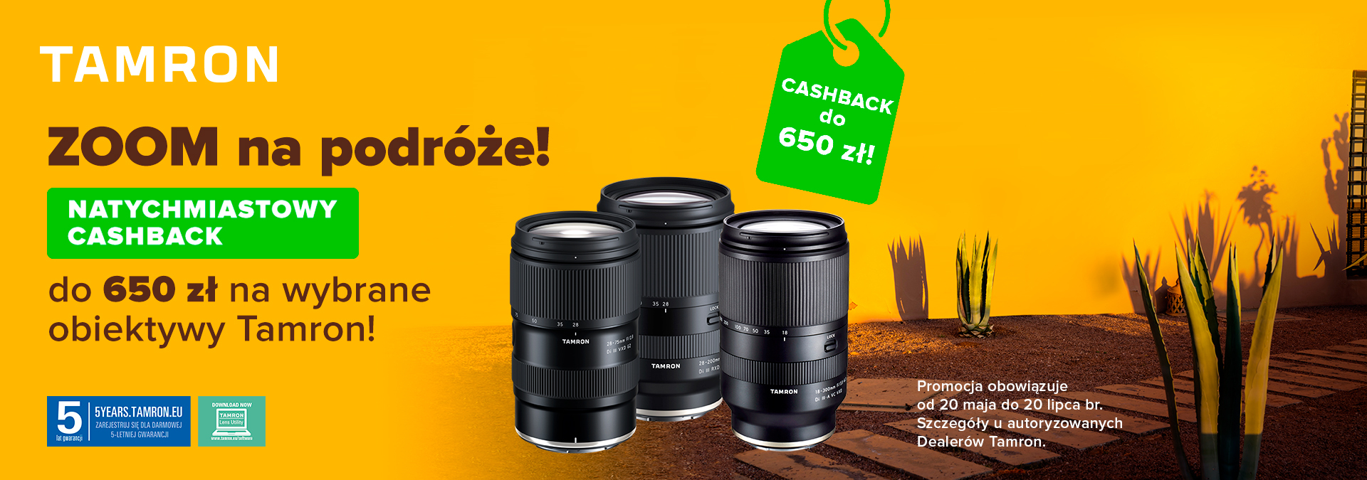 Trzy obiektywy Tamron na tle żółto-pomarańczowego krajobrazu z kaktusami, zielona plakietka z napisem „Cashback do 650 zł” po prawej stronie
