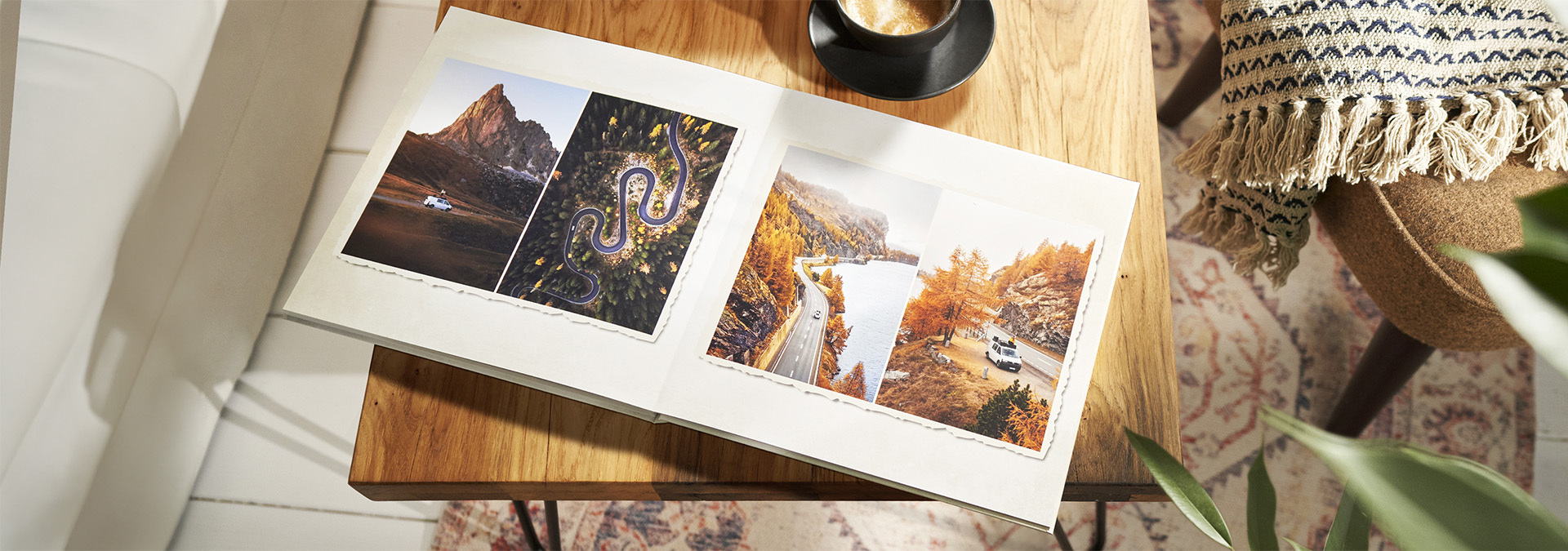 Otwarty album fotograficzny z jesiennymi krajobrazami, filiżanka kawy i koc na drewnianym stoliku. Otwarty album fotograficzny z jesiennymi krajobrazami, filiżanka kawy i koc na drewnianym stoliku.