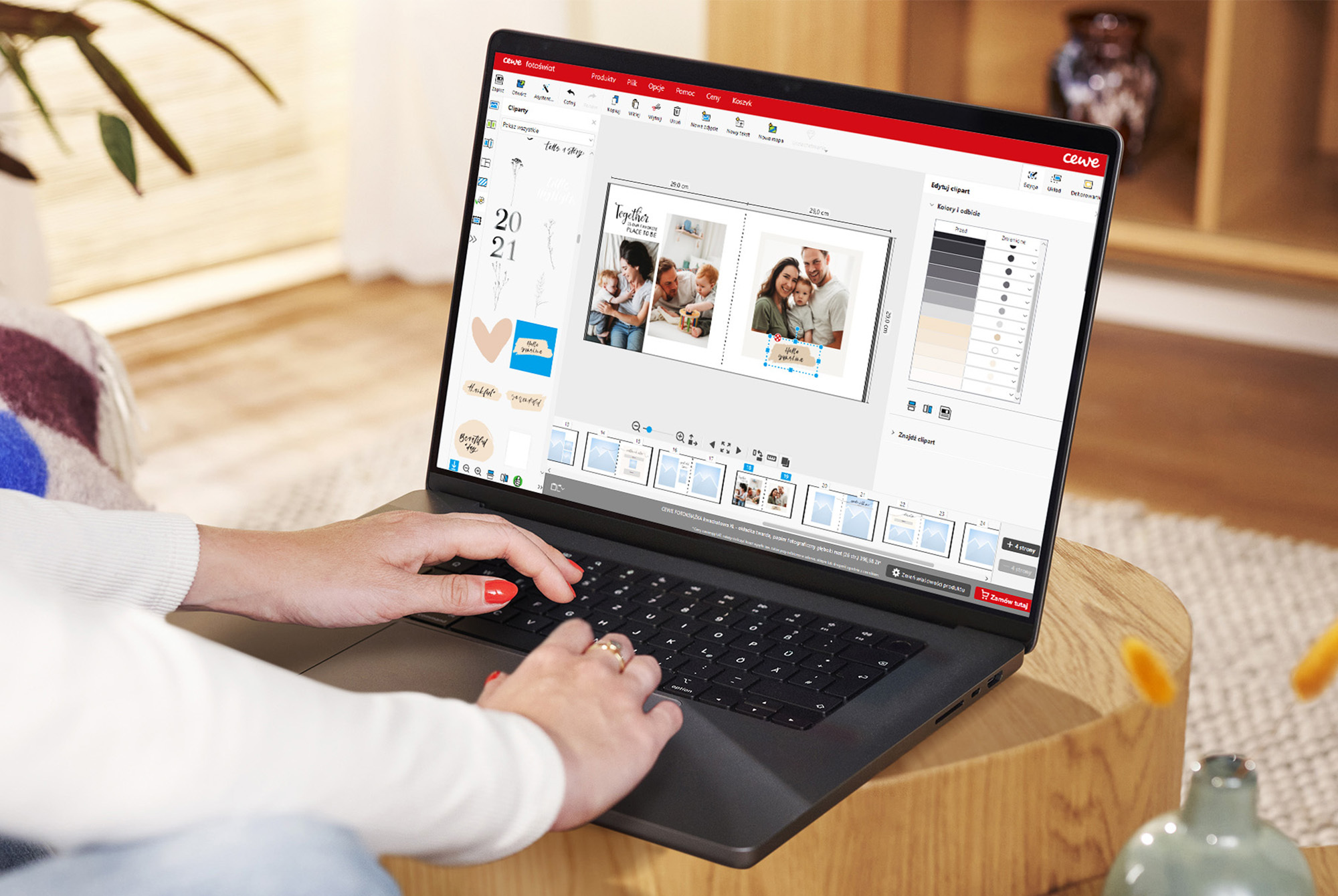 Osoba korzystająca z laptopa, projektująca fotoksiążkę w programie CEWE, przytulne domowe otoczenie. Osoba korzystająca z laptopa, projektująca fotoksiążkę w programie CEWE, przytulne domowe otoczenie.