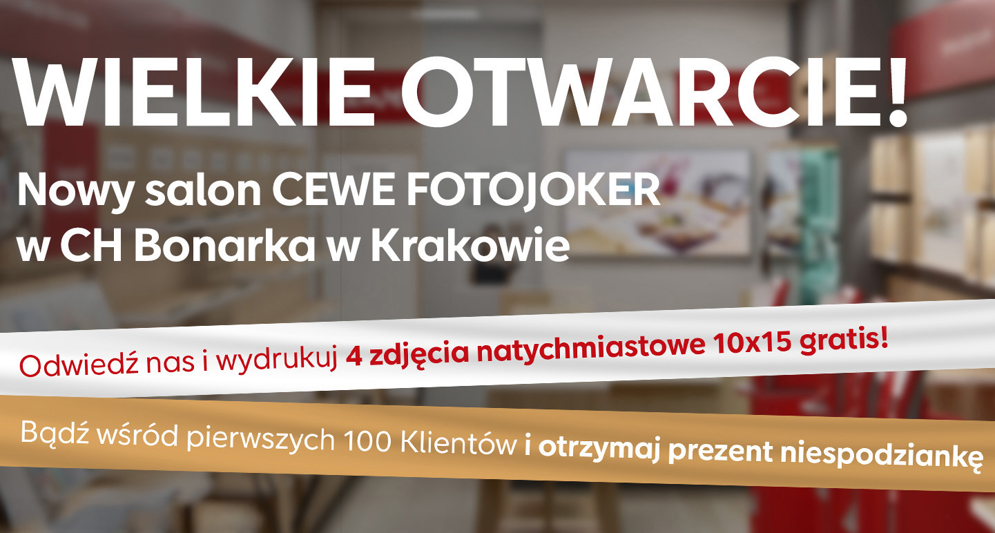 Tekst na grafice promujący otwarcie nowego salonu CEWE FOTOJOKER w centrum handlowym Bonarka w Krakowie  <img alt="Grafika z rozmytym tłem studia fotograficznego i wyraźnymi napisami na pierwszym planie.">