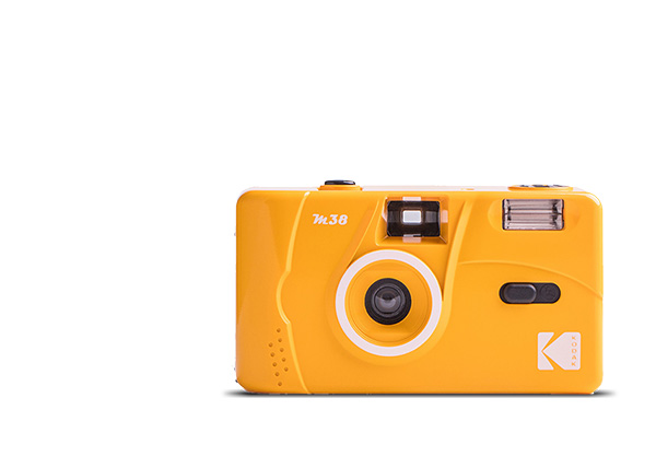 Zółty aparat analogowy z logo Kodak, widok z przodu, obiektyw na środku