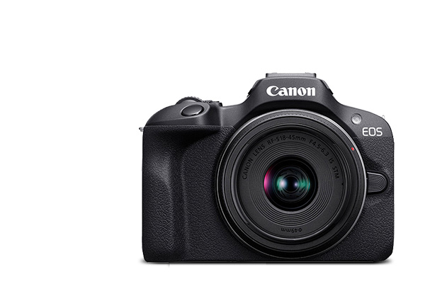 Czarny aparat Canon EOS z obiektywem RF 18-45 mm umieszczony na białym tle