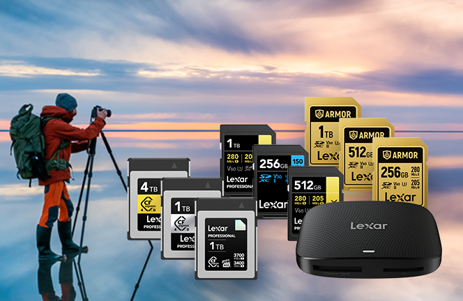 Pięć kart pamięci Samsung PRO Plus różnych pojemności ułożonych obok siebie, na tle stosu wydrukowanych zdjęć, obiektywu i fotografii skoczka na snowboardzie na śnieżnej górze.